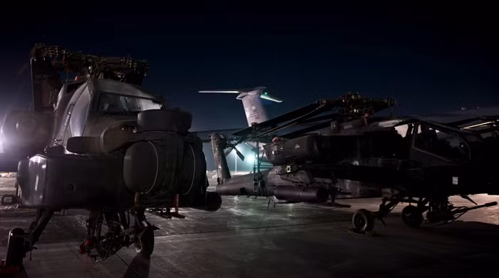 Các trực thăng AH-64 Apache sẵn sàng để đưa lên vận tải cơ C-5B Galaxy tại sân bay Bagram của Afghanistan. Các trực thăng AH-64 Apache sẵn sàng để đưa lên vận tải cơ C-5B Galaxy tại sân bay Bagram của Afghanistan.