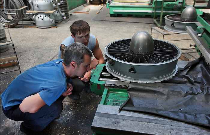 Nhà máy có sự phục vụ các kỹ sư, công nhân với tay nghề và trình độ chuyên môn cao. Nhà máy có sự phục vụ các kỹ sư, công nhân với tay nghề và trình độ chuyên môn cao.