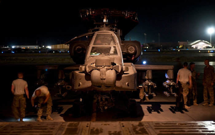Các trực thăng AH-64 Apache sẵn sàng để đưa lên vận tải cơ C-5B Galaxy tại sân bay Bagram của Afghanistan. Các trực thăng AH-64 Apache sẵn sàng để đưa lên vận tải cơ C-5B Galaxy tại sân bay Bagram của Afghanistan.