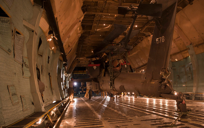 Máy bay C-5 Galaxy được đưa vào sử dụng trong năm 1970. Galaxy có sải cánh 67,88 m, dài 75,54 m, tải trọng rỗng 169,643 tấn, vận tốc bay tối đa 919km/h, tầm hoạt động 5.526 km, trần bay thực tế - 10.895m và phi hành đoàn 5 người. Máy bay C-5 Galaxy được đưa vào sử dụng trong năm 1970. Galaxy có sải cánh 67,88 m, dài 75,54 m, tải trọng rỗng 169,643 tấn, vận tốc bay tối đa 919km/h, tầm hoạt động 5.526 km, trần bay thực tế - 10.895m và phi hành đoàn 5 người.