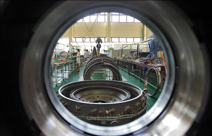 Các bộ phận của động cơ đang chờ được lắp ráp. Các bộ phận của động cơ đang chờ được lắp ráp.