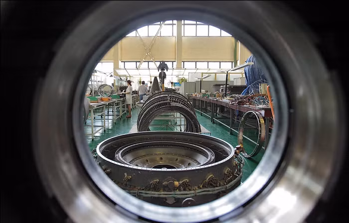 Các bộ phận của động cơ đang chờ được lắp ráp.