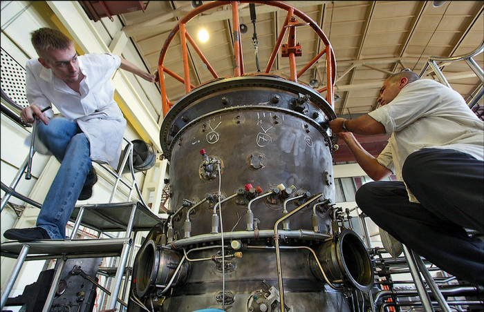 Lắp ráp động cơ. Lắp ráp động cơ.