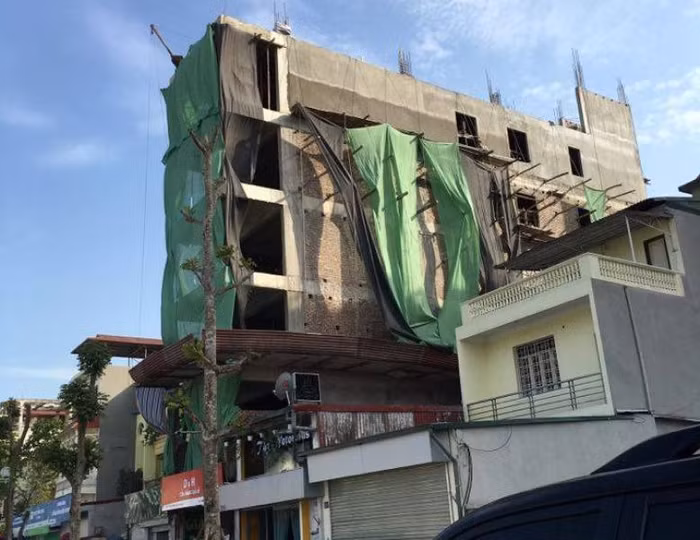 Công trình vi phạm trật tự xây dựng trên đường phố Lê Trọng Tấn (Ảnh Chí Nhân)