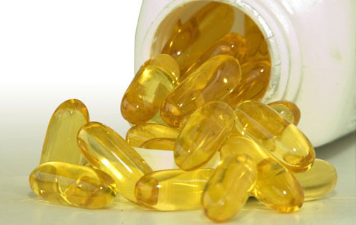 Dầu cá Cá được xem là một trong những loại thực phẩm tốt nhất đối với sức khỏe. Dầu cá – chiết xuất chất béo từ cá- chứa nhiều a-xít béo ô-mê-ga 3, rất tốt cho việc phòng chống những căn bệnh như đột quỵ, viêm khớp, vẩy nến, tim mạch. Ngoài ra, dầu cá còn giúp giải quyết được nhiều rắc rối khác của sức khỏe từ béo phì cho đến bỏng nắng.