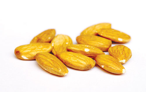 Hạt hạnh nhân Chất sterol thực vật trong hạnh nhân ngăn chúng ta hấp thu cholesterol trong thực phẩm, trong khi chất béo chưa bão hòa trong loại quả này giúp gan sản sinh ít cholesterol “xấu” LDL nhưng sản xuất nhiều cholesterol “tốt” HDL. Một cuộc nghiên cứu cho thấy nguy cơ rối loạn nhịp tim giảm đáng kể khi chúng ta ăn 2 nắm hạnh nhân/tuần.