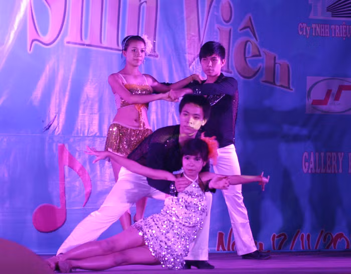 Khá nóng bỏng là tiết mục giao lưu khiêu vũ thể thao