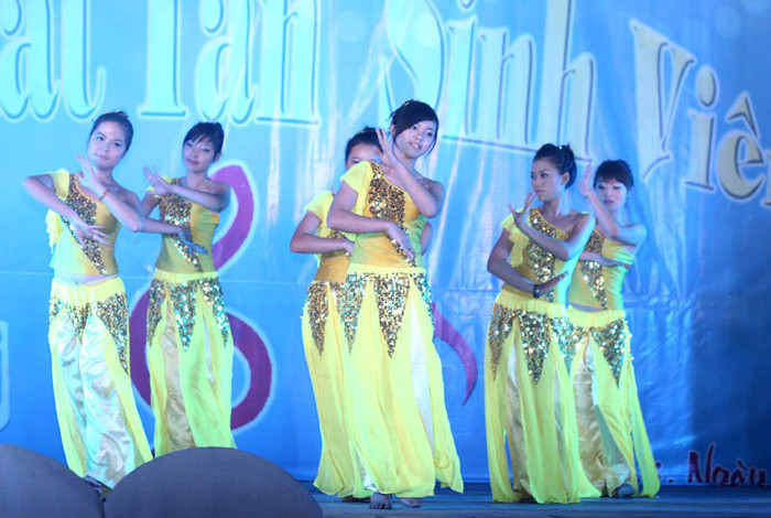 Các nữ sinh thể hiện nét duyên dáng qua nhiều điệu múa Các nữ sinh thể hiện nét duyên dáng qua nhiều điệu múa