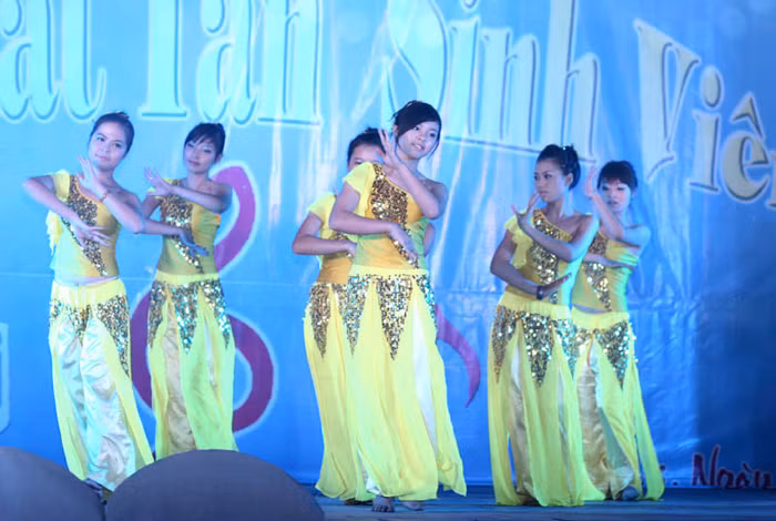 Các nữ sinh thể hiện nét duyên dáng qua nhiều điệu múa