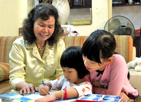 Đã gần 80 tuổi, cô Phúc tham gia các câu lạc bộ thơ và giúp cháu học bài. Ảnh: Hoàng Thùy. Đã gần 80 tuổi, cô Phúc tham gia các câu lạc bộ thơ và giúp cháu học bài. Ảnh: Hoàng Thùy.