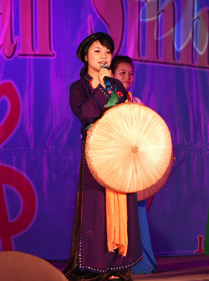 Nhiều làn điệu đặc trưng ở khắp mọi miền đất nước được các sinh viên thể hiện Nhiều làn điệu đặc trưng ở khắp mọi miền đất nước được các sinh viên thể hiện