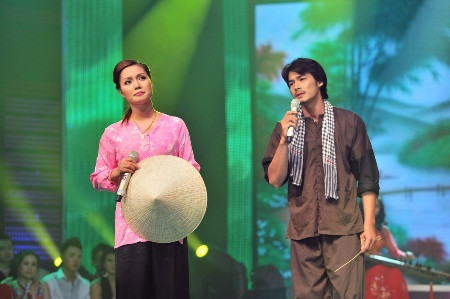 Cô gái miền Bắc Ngọc Anh gây bất ngờ bởi những câu hát phương Nam quá tình cảm khiến cô xúc động không nói nên lời trong cánh gà. Phần trình diễn của họ khiến NS Nguyễn Cường không dám nhìn mà chỉ nhắm mắt để cảm nhận đôi giọng ca đẹp này. Còn về ngoại hình, khỏi phải nói họ đóng vai một cặp tình nhân miền sông nước ăn ý như thế nào từ những tiểu tiết rất nhỏ như chiếc dây chuyền vàng hay lắc tay vàng của Ngọc Anh đều được Siu Black đánh giá cao. Bài thi của họ ngoài điểm 8 của giám khảo Lê Hoàng đều nhận được 3 điểm 10. Cô gái miền Bắc Ngọc Anh gây bất ngờ bởi những câu hát phương Nam quá tình cảm khiến cô xúc động không nói nên lời trong cánh gà. Phần trình diễn của họ khiến NS Nguyễn Cường không dám nhìn mà chỉ nhắm mắt để cảm nhận đôi giọng ca đẹp này. Còn về ngoại hình, khỏi phải nói họ đóng vai một cặp tình nhân miền sông nước ăn ý như thế nào từ những tiểu tiết rất nhỏ như chiếc dây chuyền vàng hay lắc tay vàng của Ngọc Anh đều được Siu Black đánh giá cao. Bài thi của họ ngoài điểm 8 của giám khảo Lê Hoàng đều nhận được 3 điểm 10.