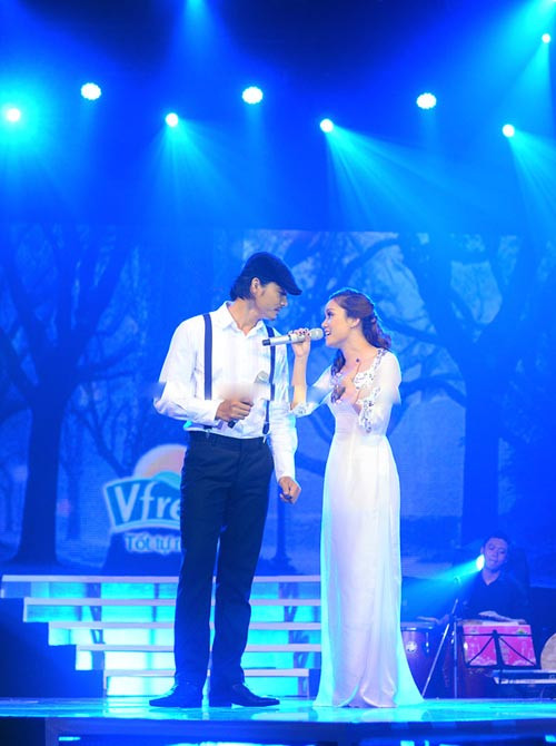 Chọn ca khúc Đường xa ướt mưa cho phần trình diễn nhạc Acoustic, Ngọc Anh và Ngọc Ngoan như một đôi tình nhân thắm thiết, nồng nàn, lãng mạn. Đặc biệt, Ngọc Anh biết cách hát bè khá tốt để 'nâng' phần trình diễn của bạn diễn lên. Bên cạnh đó, mặc chiếc áo dài trắng, Ngọc Anh trở nên dịu dàng và sang trọng hơn rất nhiều, dù chị vẫn toát lên vẻ nữ tính, duyên dáng. Chọn ca khúc Đường xa ướt mưa cho phần trình diễn nhạc Acoustic, Ngọc Anh và Ngọc Ngoan như một đôi tình nhân thắm thiết, nồng nàn, lãng mạn. Đặc biệt, Ngọc Anh biết cách hát bè khá tốt để 'nâng' phần trình diễn của bạn diễn lên. Bên cạnh đó, mặc chiếc áo dài trắng, Ngọc Anh trở nên dịu dàng và sang trọng hơn rất nhiều, dù chị vẫn toát lên vẻ nữ tính, duyên dáng.