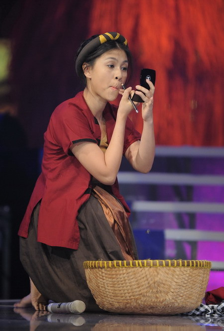 Chọn liên khúc Lý quạ kêu và Trống cơm, sự biến đổi về hình ảnh bề ngoài là điểm gây ấn tượng mạnh mẽ nhất của họ với khán giả và BGK. Nếu trong Lý quạ kêu là hình ảnh một cặp đôi chất phác với áo nâu sòng, váy đụp thì cao trào trong bài diễn của họ chính là khi cả hai hóa thân thành Chí Phèo, Thị Nở thời hiện đại.