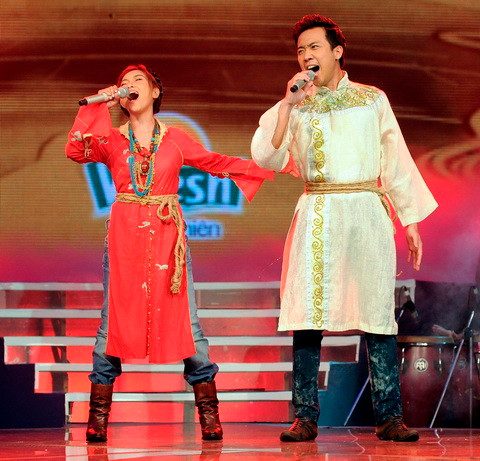 Lựa chọn hai ca khúc nổi tiếng là Ôi quê tôi và Ngẫu hứng sông Hồng, cặp đôi này đã khiến người nghe phải nổi da gà. Từng thể hiện cách hát xen kẽ hai ca khúc trong chương trình Cặp đôi hoàn hảo với liên khúc Biển cạn và Bên em là biển rộng nhưng thực sự đêm thi này cách hát của họ mới chinh phục tuyệt đối. Sự ăn ý, hòa quyện và cách bè phối thông minh của họ đã tạo được hiệu ứng tốt. Lựa chọn hai ca khúc nổi tiếng là Ôi quê tôi và Ngẫu hứng sông Hồng, cặp đôi này đã khiến người nghe phải nổi da gà. Từng thể hiện cách hát xen kẽ hai ca khúc trong chương trình Cặp đôi hoàn hảo với liên khúc Biển cạn và Bên em là biển rộng nhưng thực sự đêm thi này cách hát của họ mới chinh phục tuyệt đối. Sự ăn ý, hòa quyện và cách bè phối thông minh của họ đã tạo được hiệu ứng tốt.