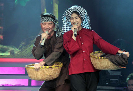 Kim Thư xứng đáng là một diễn viên chuyên nghiệp, chị diễn xuất trên sân khấu quá hay và vô hình trung kéo theo Mr Đàm vào câu chuyện của mình một cách tự nhiên. Còn nhớ ở hai đêm thi đầu, họ đã biểu diễn khá nhạt nhòa để rồi đến đêm thứ ba và thứ tư, cặp đôi này bứt phá một cách ngoạn mục.