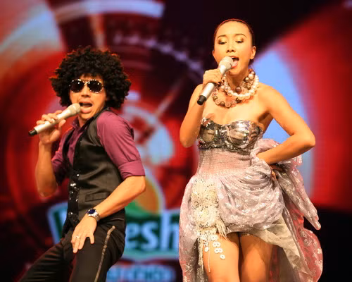 Chọn ca khúc Cố xóa hết của nhạc sĩ Minh Nhiên, cả hai đã cho thấy sức sáng tạo là không giới hạn, trong việc làm mới ca khúc, trong trang phục và cách thể hiện.