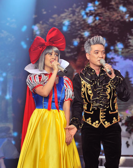 Ở đêm thi thứ 7, trong số 3 cặp còn lại, Kim Thư - Đàm Vĩnh Hưng vẫn là cặp nhiều “chiêu” nhất. Ở phần hát ca khúc hit, hai nghệ sĩ chọn Nửa vầng trăng, được remix rất sôi động.