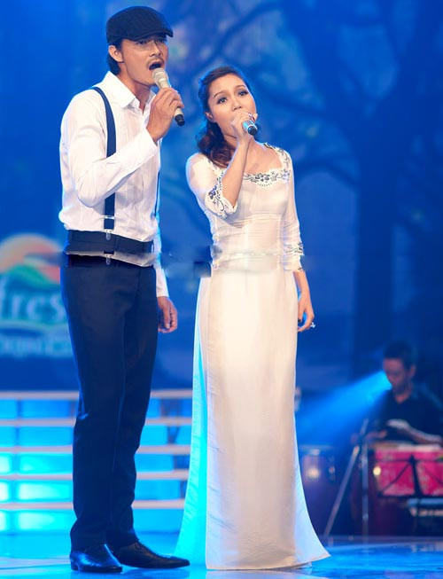 Cặp Ngọc Anh – Quách Ngọc Ngoan tiếp tục mang đến cho khán giả một hình ảnh đẹp đôi, một Ngọc Ngoan điển trai lãng tử bên cạnh một Ngọc Anh dịu dàng trong chiếc áo dài trắng, họ thể hiện rất ăn ý cả khúc Đường xa ướt mưa ở thể loại Acoustic. Cặp Ngọc Anh – Quách Ngọc Ngoan tiếp tục mang đến cho khán giả một hình ảnh đẹp đôi, một Ngọc Ngoan điển trai lãng tử bên cạnh một Ngọc Anh dịu dàng trong chiếc áo dài trắng, họ thể hiện rất ăn ý cả khúc Đường xa ướt mưa ở thể loại Acoustic.