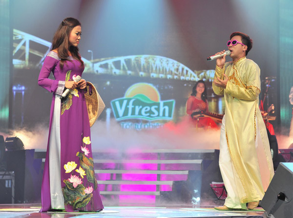 Dù giọng ca Đoan Trang chưa thật sự nhuyễn với Lý Mười Thương nhưng nhờ trang phục cùng cách diễn trên sân khấu khiến cô được đánh giá nhập vai khá tốt. Dù giọng ca Đoan Trang chưa thật sự nhuyễn với Lý Mười Thương nhưng nhờ trang phục cùng cách diễn trên sân khấu khiến cô được đánh giá nhập vai khá tốt.