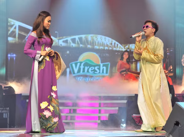 Dù giọng ca Đoan Trang chưa thật sự nhuyễn với Lý Mười Thương nhưng nhờ trang phục cùng cách diễn trên sân khấu khiến cô được đánh giá nhập vai khá tốt.