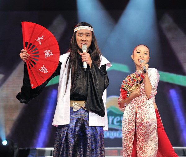 Đoan Trang và Trấn Thành là cặp đôi mở màn cho đêm bán kết. Lợi thế của người chiến thắng đêm thi trước vẫn khiến người ta chờ đợi sự mới mẻ từ cặp đôi này. Tuy nhiên, Đoan Trang đã bị ốm trong tuần qua. Quạt giấy (Lưu Thiên Hương) được cặp đôi này hát để tặng cho khán giả. Trên thực tế, đây không phải phần thi xuất sắc của cặp đôi này dù họ vẫn được giám khảo khen ngợi. Đoan Trang và Trấn Thành là cặp đôi mở màn cho đêm bán kết. Lợi thế của người chiến thắng đêm thi trước vẫn khiến người ta chờ đợi sự mới mẻ từ cặp đôi này. Tuy nhiên, Đoan Trang đã bị ốm trong tuần qua. Quạt giấy (Lưu Thiên Hương) được cặp đôi này hát để tặng cho khán giả. Trên thực tế, đây không phải phần thi xuất sắc của cặp đôi này dù họ vẫn được giám khảo khen ngợi.