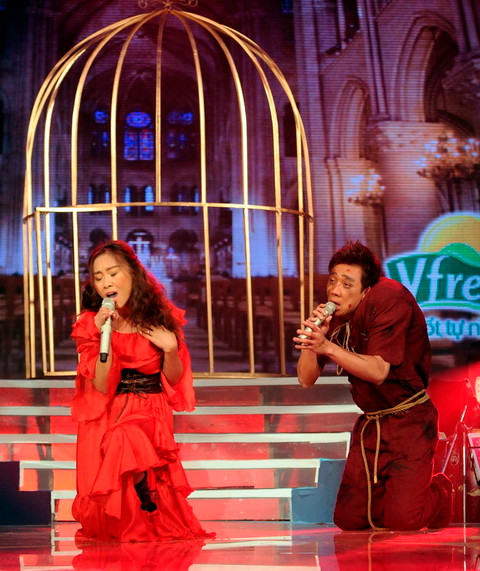 Khán giả từng nghe và xem Đoan Trang hóa thân thành nàng Esmeralda xinh đẹp trong vở nhạc kịch “Thằng gù nhà thờ Đức bà” khi nó được công diễn cách đây không lâu. Thế nhưng, lần này trên sân khấu của Cặp đôi hoàn hảo, trong đêm thi thứ bảy, Đoan Trang mới thực sự sống trọn cùng nhân vật. Khán giả từng nghe và xem Đoan Trang hóa thân thành nàng Esmeralda xinh đẹp trong vở nhạc kịch “Thằng gù nhà thờ Đức bà” khi nó được công diễn cách đây không lâu. Thế nhưng, lần này trên sân khấu của Cặp đôi hoàn hảo, trong đêm thi thứ bảy, Đoan Trang mới thực sự sống trọn cùng nhân vật.