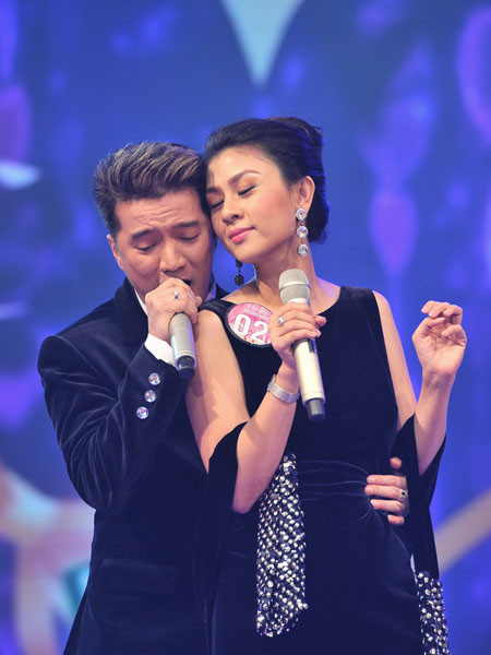 Ngay khi bước ra sân khấu, người đẹp nhận được sự tán thưởng từ khán giả. Kim Thư sang trọng như một quý bà, mái tóc búi cao giúp cô khoe được gương mặt thanh tú.