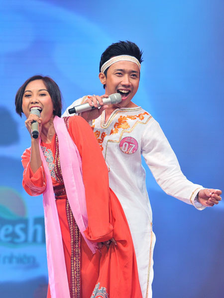 Sự đầu tư về trang phục, vũ đạo chứng tỏ cho sự nghiêm túc và “chơi tới cùng” của cặp Đoan Trang. Sự đầu tư về trang phục, vũ đạo chứng tỏ cho sự nghiêm túc và “chơi tới cùng” của cặp Đoan Trang.