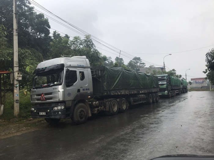 8 chiếc xe chở quặng lưu thông trên tuyền QL 279, khi đi qua địa phận huyện Quang Bình thì bị lực lượng Cảnh sát giao thông Công an huyện Quang Bình yêu cầu dừng xe kiểm tra quá khổ, quá tải nhưng 8 chiếc xe không vi phạm. 8 chiếc xe chở quặng lưu thông trên tuyền QL 279, khi đi qua địa phận huyện Quang Bình thì bị lực lượng Cảnh sát giao thông Công an huyện Quang Bình yêu cầu dừng xe kiểm tra quá khổ, quá tải nhưng 8 chiếc xe không vi phạm.
