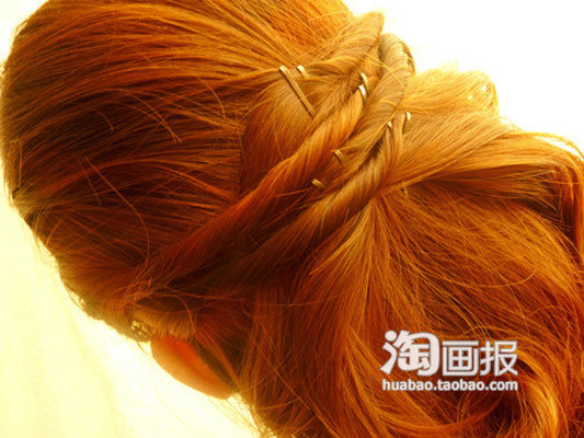 Bước 3: Các xoắn tóc của mỗi bên được cố định sau đầu theo kiểu so le như thế này, một trái một phải từ trên xuống dưới, không được để hai xoắn tóc của cùng một bên ở cạnh nhau. Bước 3: Các xoắn tóc của mỗi bên được cố định sau đầu theo kiểu so le như thế này, một trái một phải từ trên xuống dưới, không được để hai xoắn tóc của cùng một bên ở cạnh nhau.