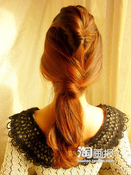 Bước 4: Sau đó gộp cả hai phần tóc, tiếp tục xoắn tóc từ trái sang phải trừ trên xuống dưới. Xoắn xong thì dùng kẹp tăm tiếp tục cố định phần tóc đuôi sam , sau khi cố định tóc xong bạn bỏ tay ra thì phần dưới tóc sẽ bung ra như thế này. Bước 4: Sau đó gộp cả hai phần tóc, tiếp tục xoắn tóc từ trái sang phải trừ trên xuống dưới. Xoắn xong thì dùng kẹp tăm tiếp tục cố định phần tóc đuôi sam , sau khi cố định tóc xong bạn bỏ tay ra thì phần dưới tóc sẽ bung ra như thế này.