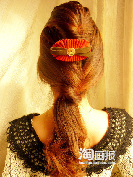 Nhớ kỹ phải dùng kẹp tăm giữ tóc thật chắc để tóc không bị bung ra. Bước cuối cùng là đính thêm một nơ xinh để mái tóc thêm đáng yêu hơn. Nhớ kỹ phải dùng kẹp tăm giữ tóc thật chắc để tóc không bị bung ra. Bước cuối cùng là đính thêm một nơ xinh để mái tóc thêm đáng yêu hơn.