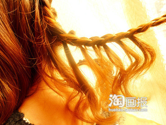 Bước 2: Sau khi tết tóc xuống gần phía sau cổ thì bắt đầu tiếp tục tết như cũ nhưng chú ý mỗi một đoạn lại bỏ lại một đoạn tóc rơi xuống dưới, không được gộp cả vào để tết. Bước 2: Sau khi tết tóc xuống gần phía sau cổ thì bắt đầu tiếp tục tết như cũ nhưng chú ý mỗi một đoạn lại bỏ lại một đoạn tóc rơi xuống dưới, không được gộp cả vào để tết.