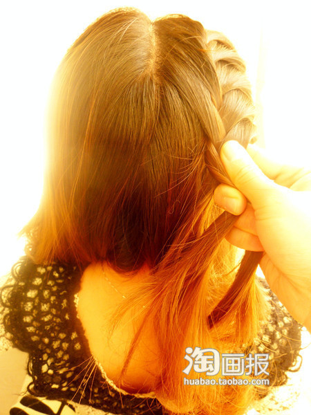 Kiểu 2: Trước hết chia tóc từ giữa đầu sang hai bên thành hai phần bằng nhau, sau đó tết kiểu Thái từ trên đỉnh đầu đi xuống. Kiểu 2: Trước hết chia tóc từ giữa đầu sang hai bên thành hai phần bằng nhau, sau đó tết kiểu Thái từ trên đỉnh đầu đi xuống.