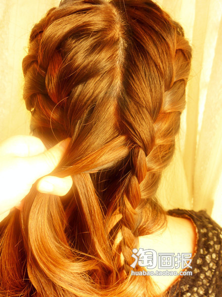 Bước 3: Với phần tóc phía bên trái tiếp tục tết tương tự từ trên đỉnh đầu xuống, nhưng đặc biệt chú ý là khi tết đến phần cổ không bỏ lại tóc như phần bên phải, mà lại lấy những phần tóc bỏ lại bên phải gộp chung và tết cùng múi tóc bên trái. Bước 3: Với phần tóc phía bên trái tiếp tục tết tương tự từ trên đỉnh đầu xuống, nhưng đặc biệt chú ý là khi tết đến phần cổ không bỏ lại tóc như phần bên phải, mà lại lấy những phần tóc bỏ lại bên phải gộp chung và tết cùng múi tóc bên trái.