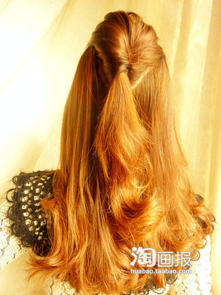 Bước 2: Sau đó kéo lỏng dây chun ra một chút để tóc bung ra, rồi xoắn theo chiều từ trái sang phải. Bước 2: Sau đó kéo lỏng dây chun ra một chút để tóc bung ra, rồi xoắn theo chiều từ trái sang phải.