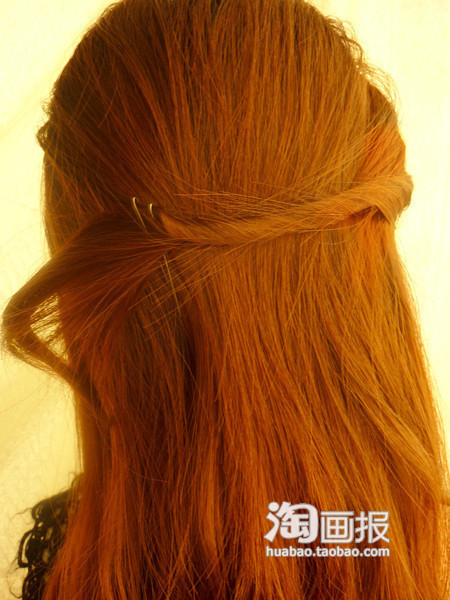 Kiểu 3: Rất đơn giản, bạn chỉ cẩn chia hai phần tóc bên mang tai của mình thành ba phần, và lần lượt xoắn từng phần tóc nhỏ lại rồi cố định ở sau đầu. Kiểu 3: Rất đơn giản, bạn chỉ cẩn chia hai phần tóc bên mang tai của mình thành ba phần, và lần lượt xoắn từng phần tóc nhỏ lại rồi cố định ở sau đầu.