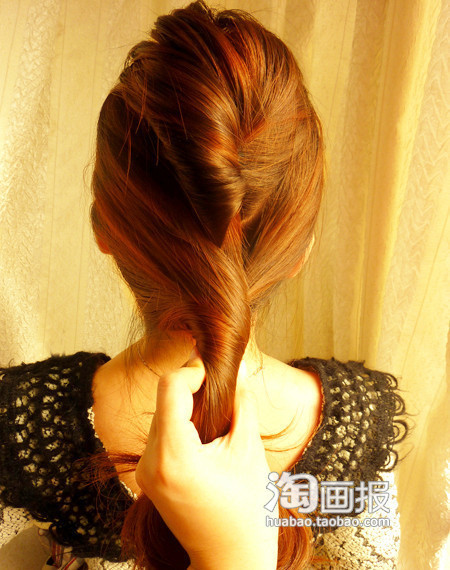 Bước 3: Mục đích nới lỏng dây chun là để khi xoắn tóc lại thì dây chun sẽ được che lấp phía trong tóc như thế này. Khi đã xoắn được như trên thì bạn dùng kẹp tăm cố định lại tóc. Bước 3: Mục đích nới lỏng dây chun là để khi xoắn tóc lại thì dây chun sẽ được che lấp phía trong tóc như thế này. Khi đã xoắn được như trên thì bạn dùng kẹp tăm cố định lại tóc.