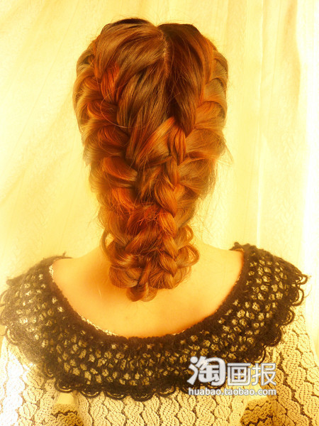 Bước 5: Tiếp tục lấy tay làm bung đoạn tóc tết ra để tạo cho tóc xù hơn, nhưng chú ý không được làm quá lỏng đoạn tóc vừa làm xong. Sau đó gộp phần đuôi tóc vào phía trong dùng kẹp giữ chặt như thế này. Bước 5: Tiếp tục lấy tay làm bung đoạn tóc tết ra để tạo cho tóc xù hơn, nhưng chú ý không được làm quá lỏng đoạn tóc vừa làm xong. Sau đó gộp phần đuôi tóc vào phía trong dùng kẹp giữ chặt như thế này.