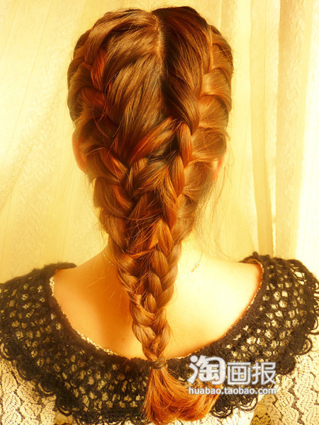 Bước 4: Đến phần dưới đuôi, thì tháo dây chun bên phải để tết lộn cùng múi tóc bên trái thành một tết tóc chung ở dưới đuôi như thế này. Bước 4: Đến phần dưới đuôi, thì tháo dây chun bên phải để tết lộn cùng múi tóc bên trái thành một tết tóc chung ở dưới đuôi như thế này.