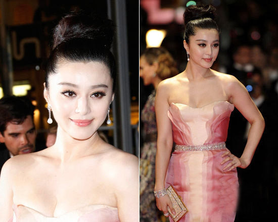 Búi tóc cao như búp bê Baribe. Kiểu tóc búi cao này khiến gương mặt thon gọn của nàng “Kim Tỏa” tràn đầy nhiệt huyết thanh xuân, đặc biệt vị trí bối tóc cùng gương mặt xinh khiến bờ vai trần càng thêm gợi cảm hơn, vô cùng thanh cao.