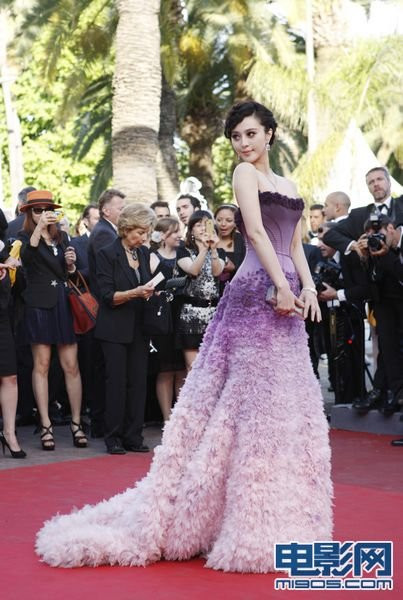 Chiếc váy tím pha màu cách điệu bó sát giúp Phạm Băng Băng khoe đường cong 3 vòng hoàn hảo, eo nhỏ da trắng mê người, là vẻ đẹp mang theo niềm tự hào của Châu Á.