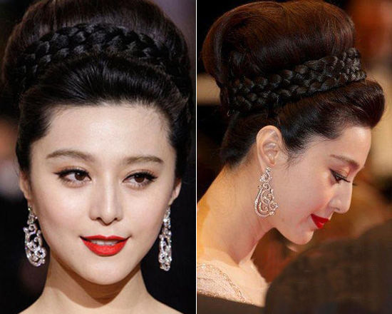 Búi tóc cao mang đầy phong cách đổ điển, cân xứng với khuôn mặt cũng đồng thời cho thấy vầng trán thông minh của mỹ nữ Trung Quốc. Hơn nữa là càng thấy rõ hơn sự cân xứng tuyệt đối trên gương mặt người đẹp. Quả thật không quá khi Phạm Băng Băng được xem là chuẩn mực của vẻ đẹp phương Đông.