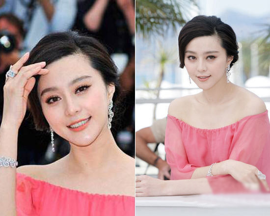 Sự kết hợp hài hòa giữa kiểu tóc đơn giản mà thanh lịch, phong cách trang điểm nhẹ với tông cam cho môi và mắt, cùng chiếc váy lụa màu hồng mềm mại, cô nàng họ Phạm đã toát lên thần thái của một mỹ nhân vô cùng xinh đẹp. Xuất hiện với hình tượng như thế này có thể giải thích được vì sao cô có sức hút lớn với những nhiếp ảnh gia phương tây đến vậy.