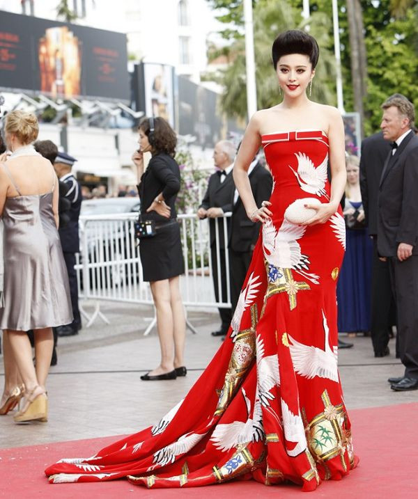 Chiếc váy lấy ý tưởng từ loại chim Hạc trắng, được gọi là “chim nhất phẩm” của người Trung quốc với hình tượng sải cánh bay cao, chiếc váy kỳ công này lại một lần nữa đưa hình ảnh của Mỹ nhân Trung Quốc tiến xa hơn trong lòng mọi người.