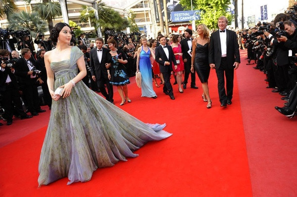 Nếu thực sự so sánh thì có thể thấy không một sao nữ Châu Á nào khi ra nước ngoài có thể gây được tiếng vang như người đẹp Phạm Băng Băng. Cô rất chăm chút hình ảnh mỗi khi xuất hiện trên thảm đỏ thế giới, có thể thấy được sự nổi bật của “Nữ hoàng thảm đỏ” so với những ngôi sao phương Tây, không chỉ về phong cách ăn mặc mà cả dáng người, làn da và vẻ đẹp hiếm thấy.