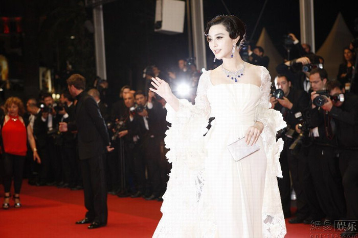 Chiếc váy trắng cầu kỳ phối hợp với đường cắt may phức tạp nơi cánh tay, phong cách trang điểm, và đặc biệt là kiểu tóc càng giúp Phạm Băng Băng xuất hiện trên thảm đỏ Cannes như một nữ thần Hy Lạp.