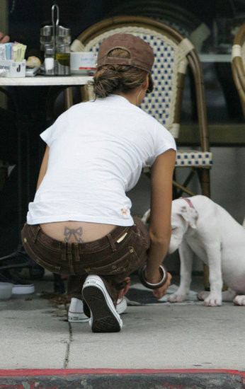 Phía trên lưng quần là hình xăm nơ bướm, khi mặc lưng quần thấp có thể thấy được hình xăm này, vừa đáng yêu lại rất gợi cảm, nên có thể hiểu được vì sao “thiên thần bóng tối” của chúng ta lại đứng ở vị trí No.1 trong bảng xếp hạng với rất nhiều ngôi sao nổi tiếng và rất nhiều hình xăm đặc biệt.