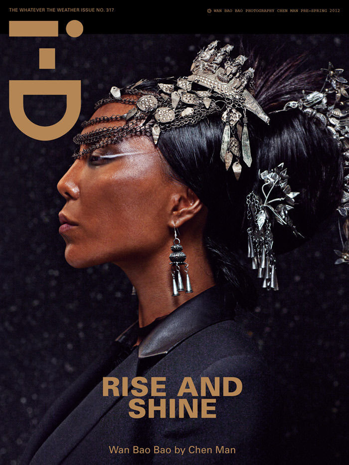 Vạn Bảo Bảo cho thấy hình tượng của bộ tộc “mẫu hệ” với người phụ nữ cầm quyền trong tay.